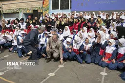 عکس: ژست خاص آقای وزیر در مدرسه!