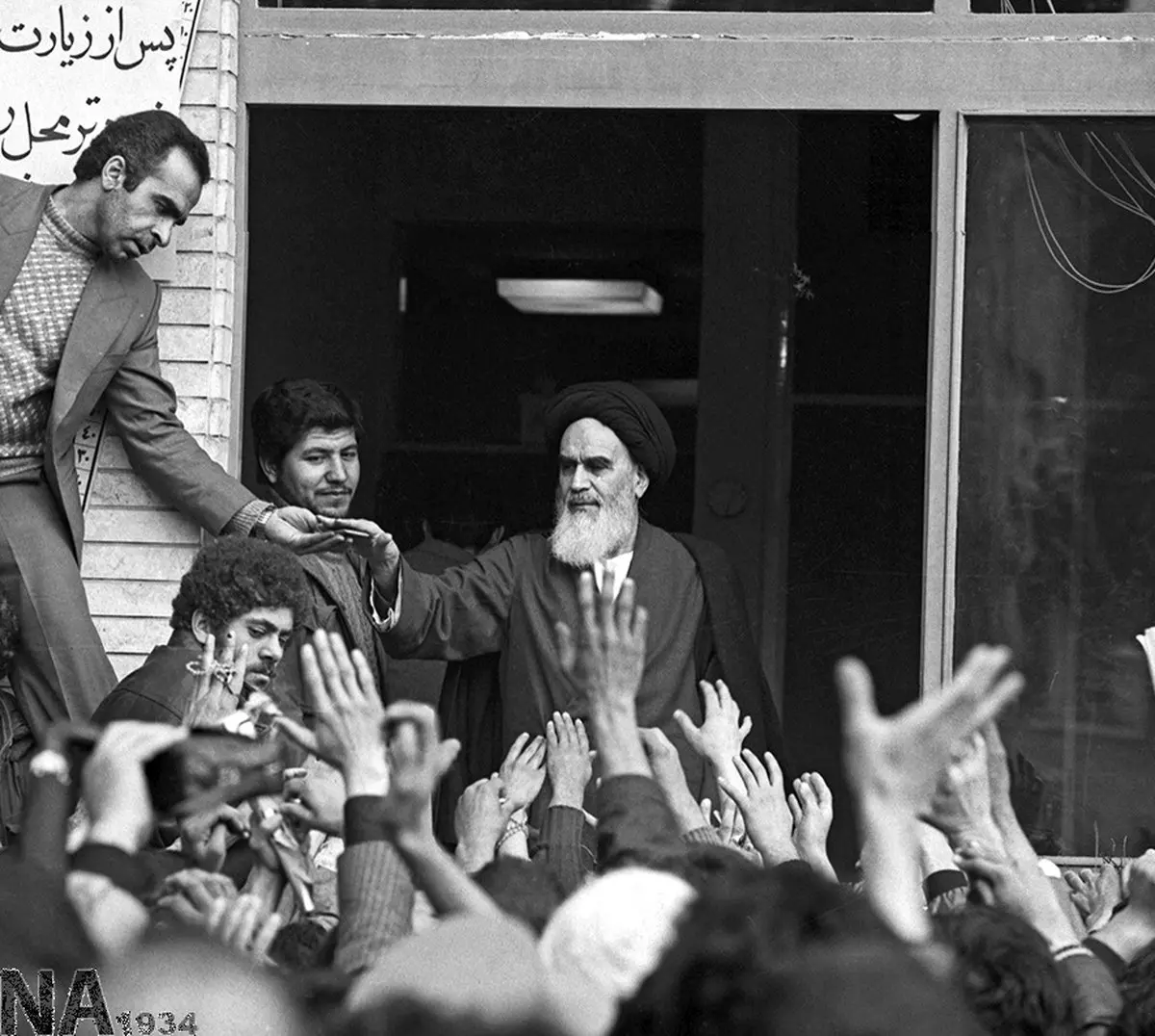 تصاویری تاریخی از دیدار مردم با امام خمینی(ره) در مدرسه علوی