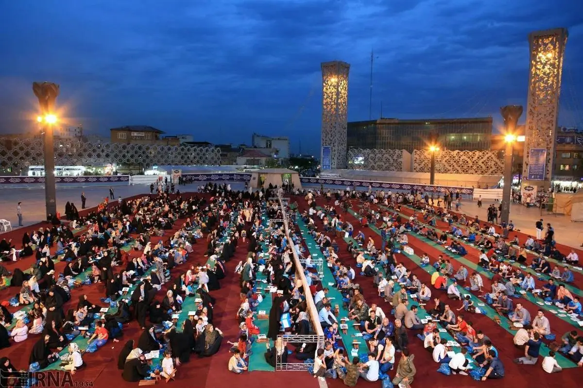 سفره‌ای برای روزه‌داران تهرانی در میدان امام حسین(ع)/تصاویر