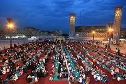 سفره‌ای برای روزه‌داران تهرانی در میدان امام حسین(ع)/تصاویر