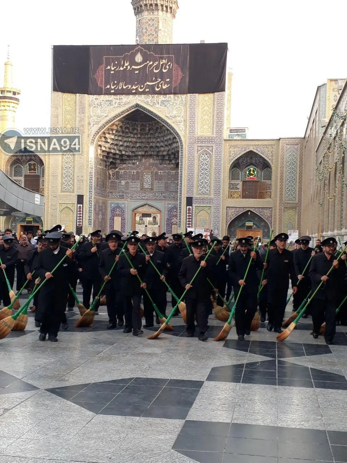 آیین آماده سازی حرم رضوی(ع) به مناسبت فرارسیدن اربعین حسینی/عکس