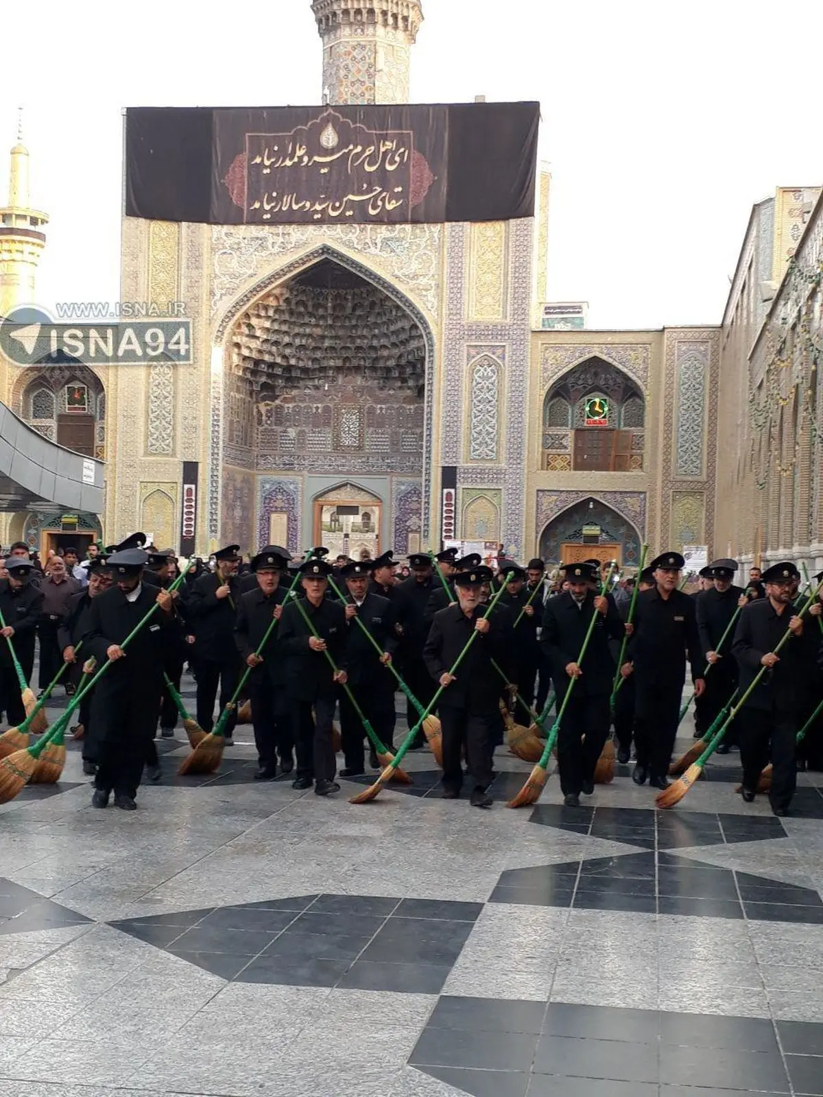 آیین آماده سازی حرم رضوی(ع) به مناسبت فرارسیدن اربعین حسینی/عکس