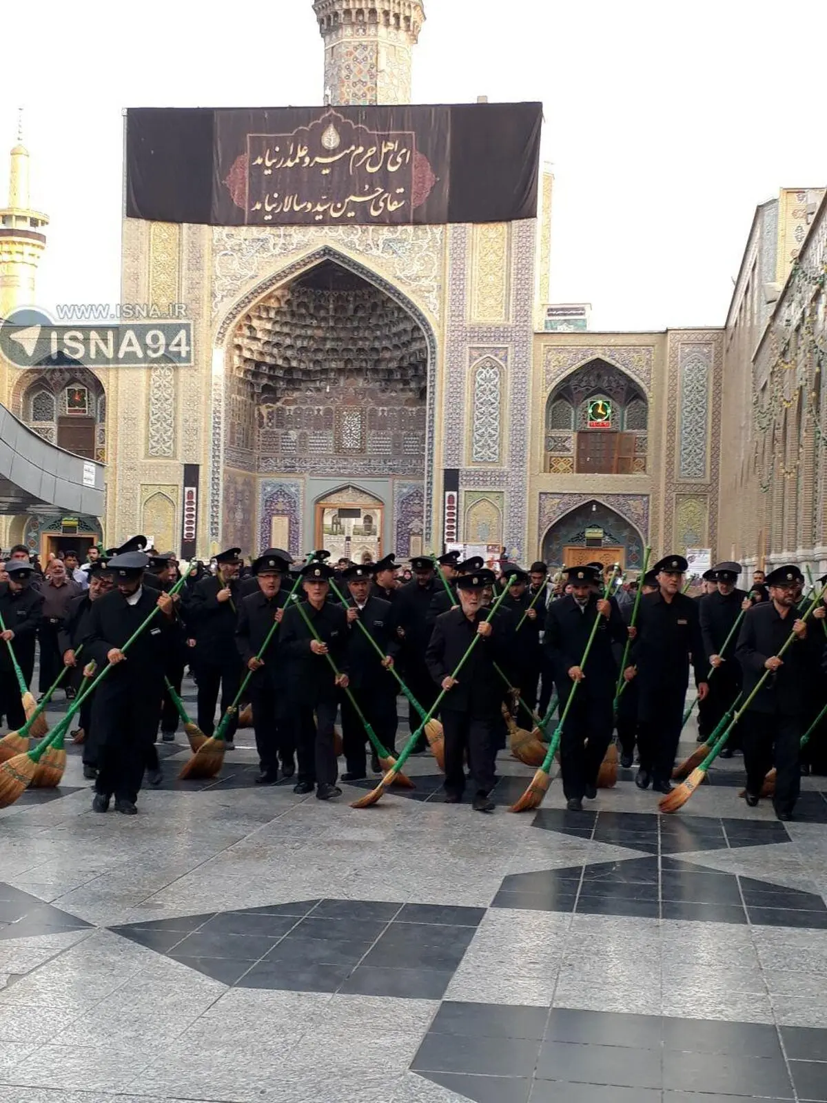 آیین آماده سازی حرم رضوی(ع) به مناسبت فرارسیدن اربعین حسینی/عکس