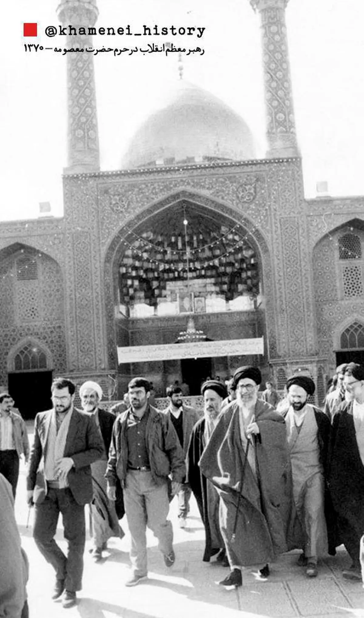 تصویری قدیمی از رهبر انقلاب در حرم مطهر حضرت معصومه