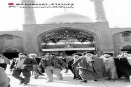 تصویری قدیمی از رهبر انقلاب در حرم مطهر حضرت معصومه