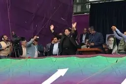سالار عقیلی در میان حامیان روحانی در مشهد /عکس
