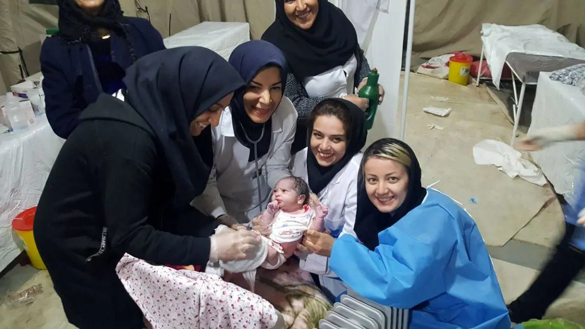 به دنيا آمدن نوزاد دختر در بيمارستان صحرايی سرپل ذهاب/عکس