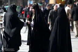 اهداء گل توسط گشت ارشاد به بانوان محجبه (عکس)