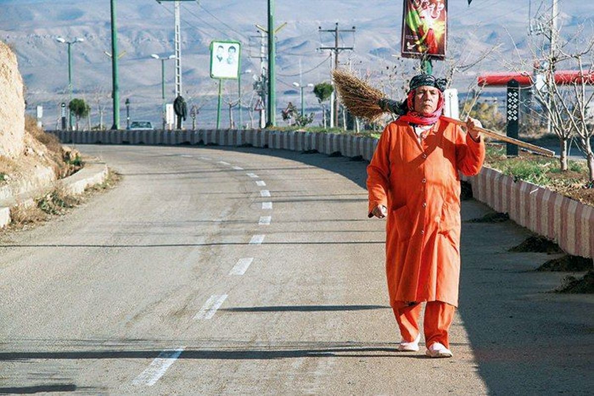 تصویر زن رفتگر در خیابان های شهر شمالی کشور / عکس