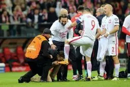 تماشاگری که کفش لواندوفسکی را بوسید!/عکس