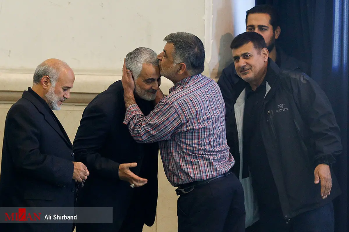 بوسه‌ای بر پیشانی سردار سلیمانی/عکس