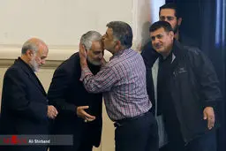 بوسه‌ای بر پیشانی سردار سلیمانی/عکس