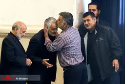 بوسه‌ای بر پیشانی سردار سلیمانی/عکس