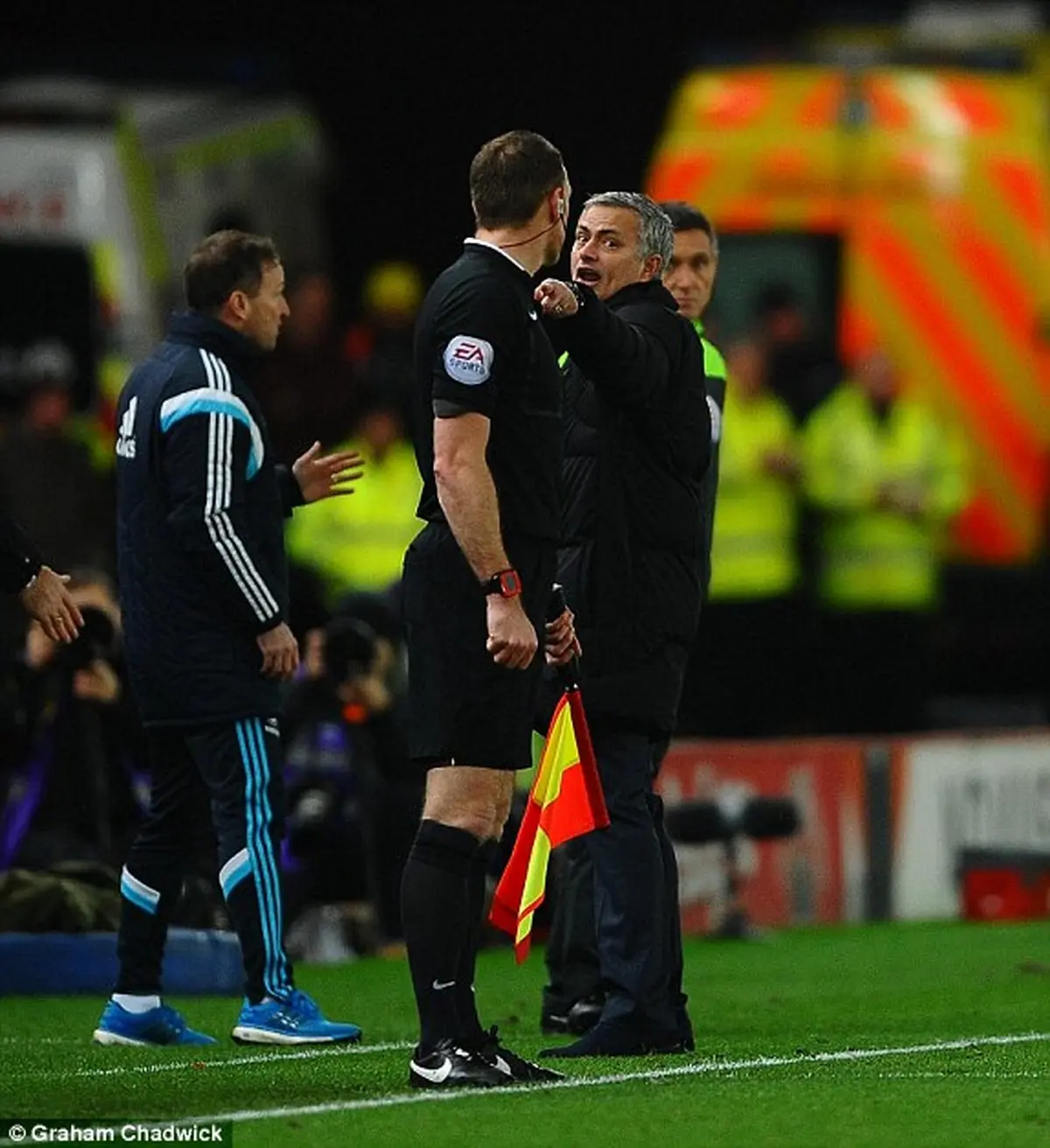 ژوزه مورينيو و تهديد کمک داور/ عکس