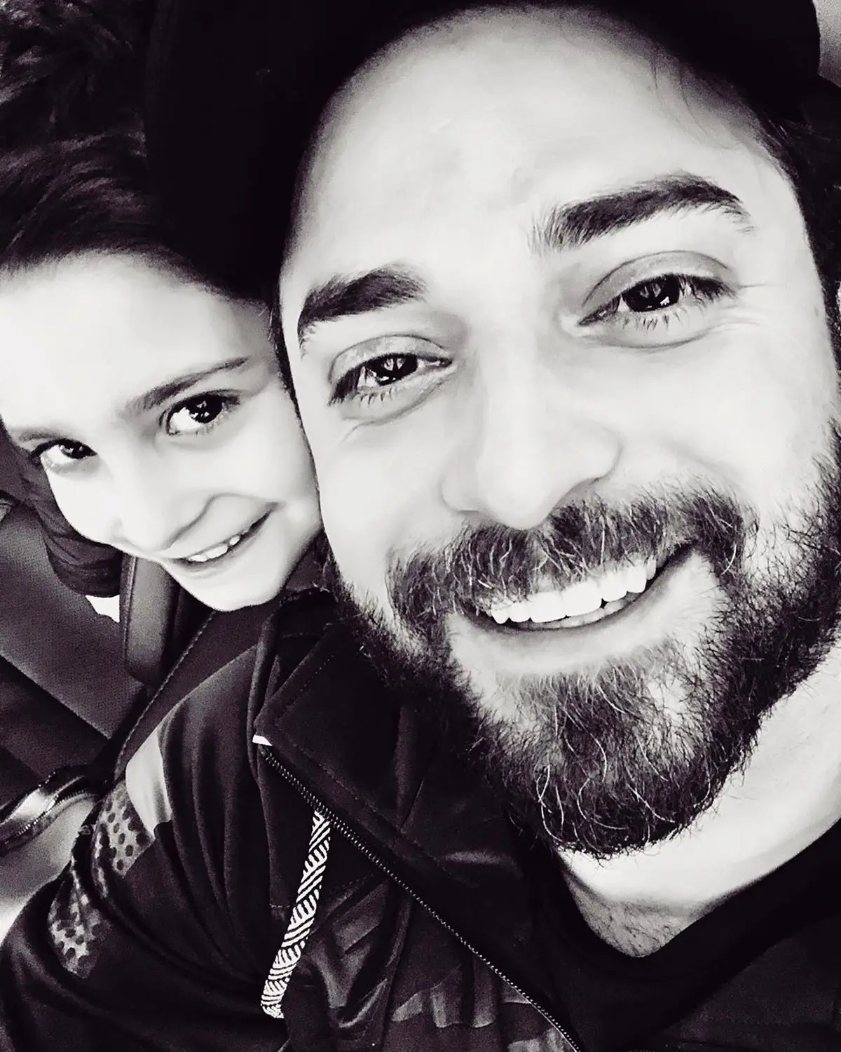 سلفی خواننده مشهور پاپ در کنار پسرش