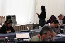 نماز خانم خبرنگار در وین/ عکس