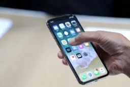 آیفون با نمایشگرهای LCD خداحافظی می کند؟ / نگاهی به برنامه های اپل در سال 2020