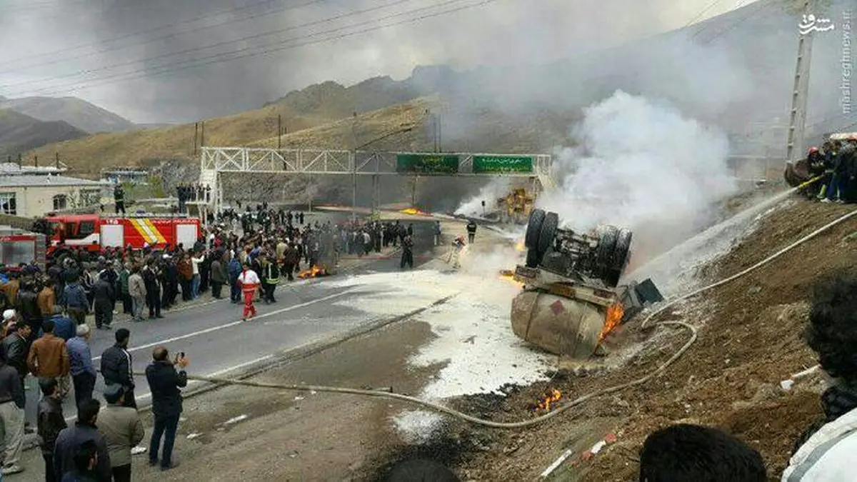 انفجار تانکر سوخت پس از برخورد با پل/عکس