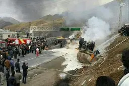 انفجار تانکر سوخت پس از برخورد با پل/عکس