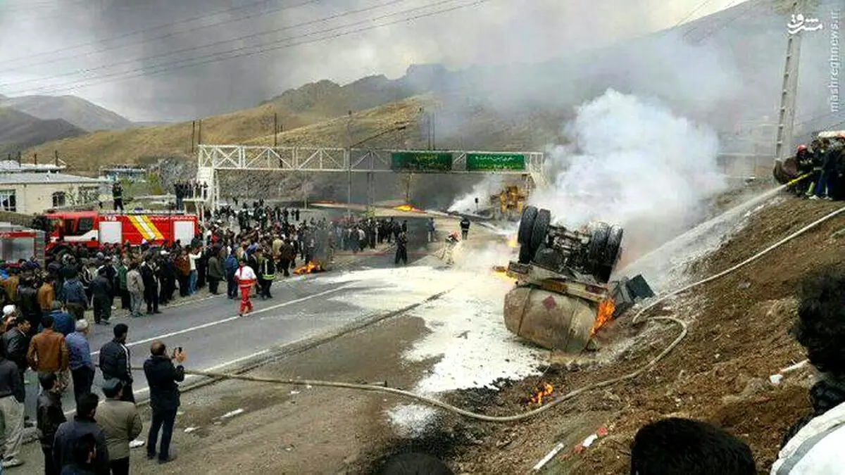 انفجار تانکر سوخت پس از برخورد با پل/عکس
