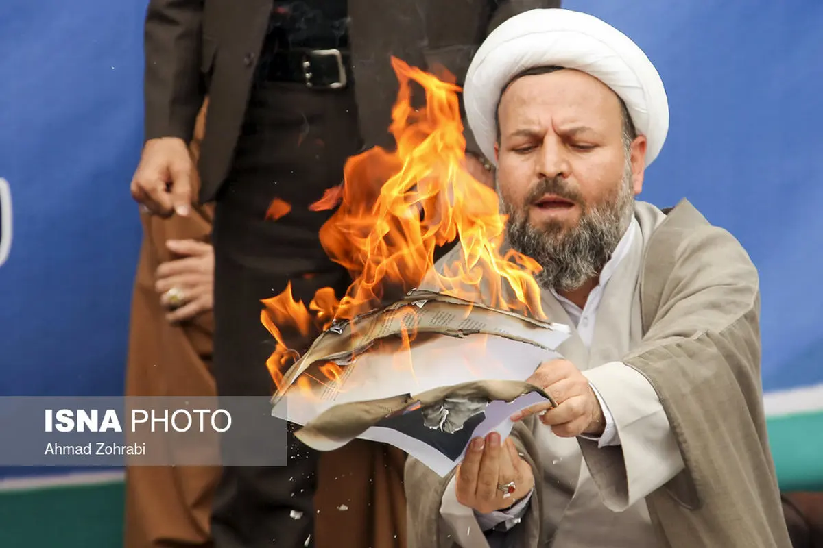 آتش زدن برجام توسط طلاب و روحانیان قم /تصاویر