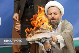 آتش زدن برجام توسط طلاب و روحانیان قم /تصاویر