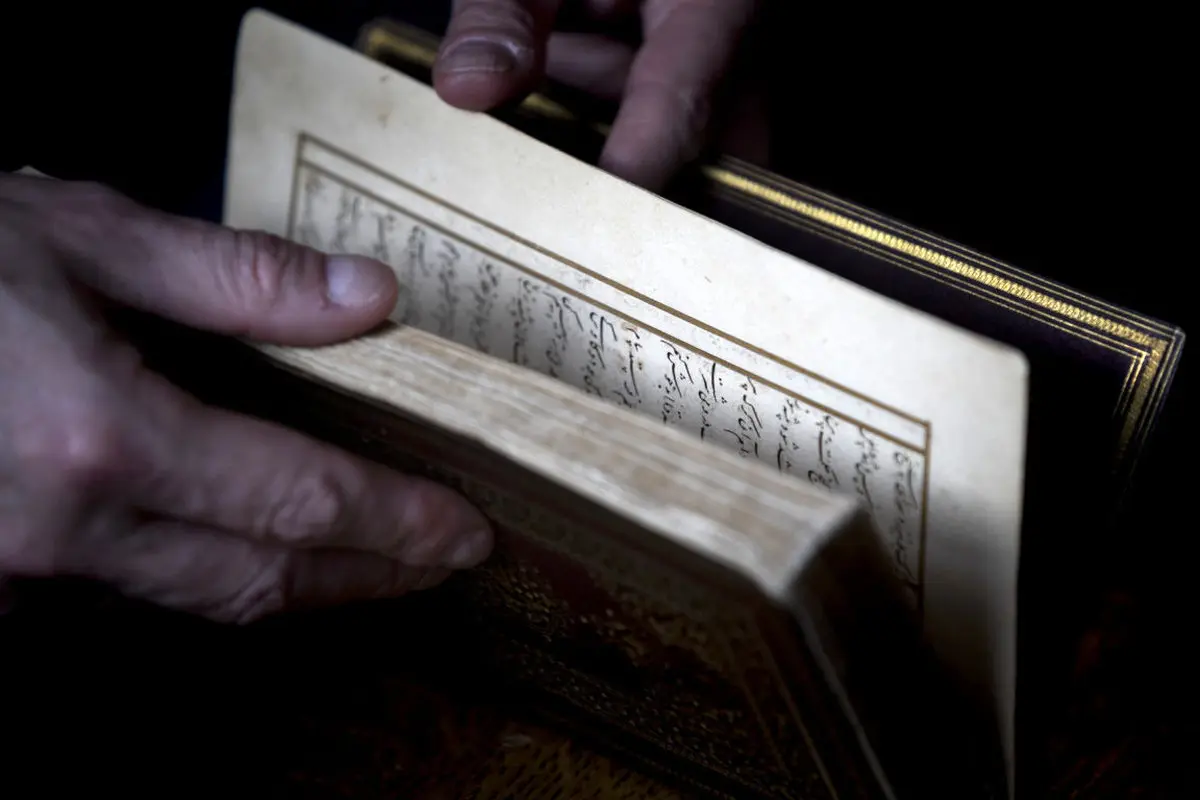 تصاویر / نسخه سرقت شده نفیس دیوان حافظ که کشف شد