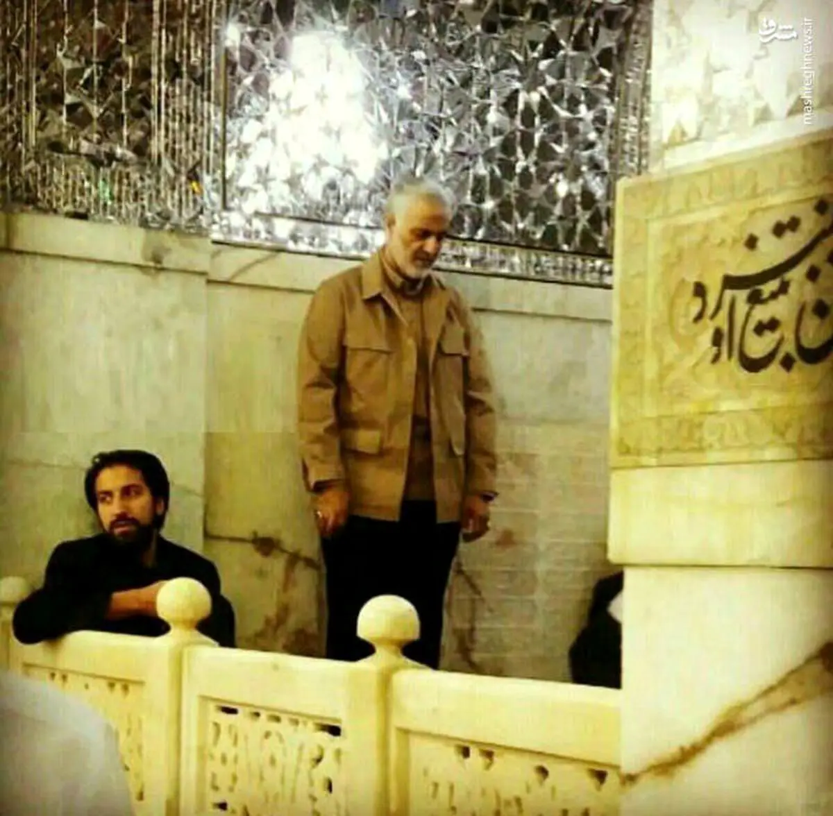 نماز زیارت سردار سلیمانی در حرم امام رضا/عکس