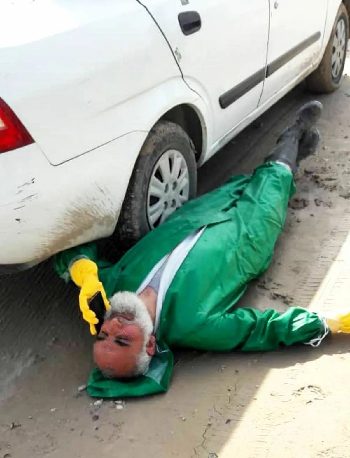 جای خواب عجیب امام جمعه آبادان پس از غسل فوتی های کرونا! + عکس