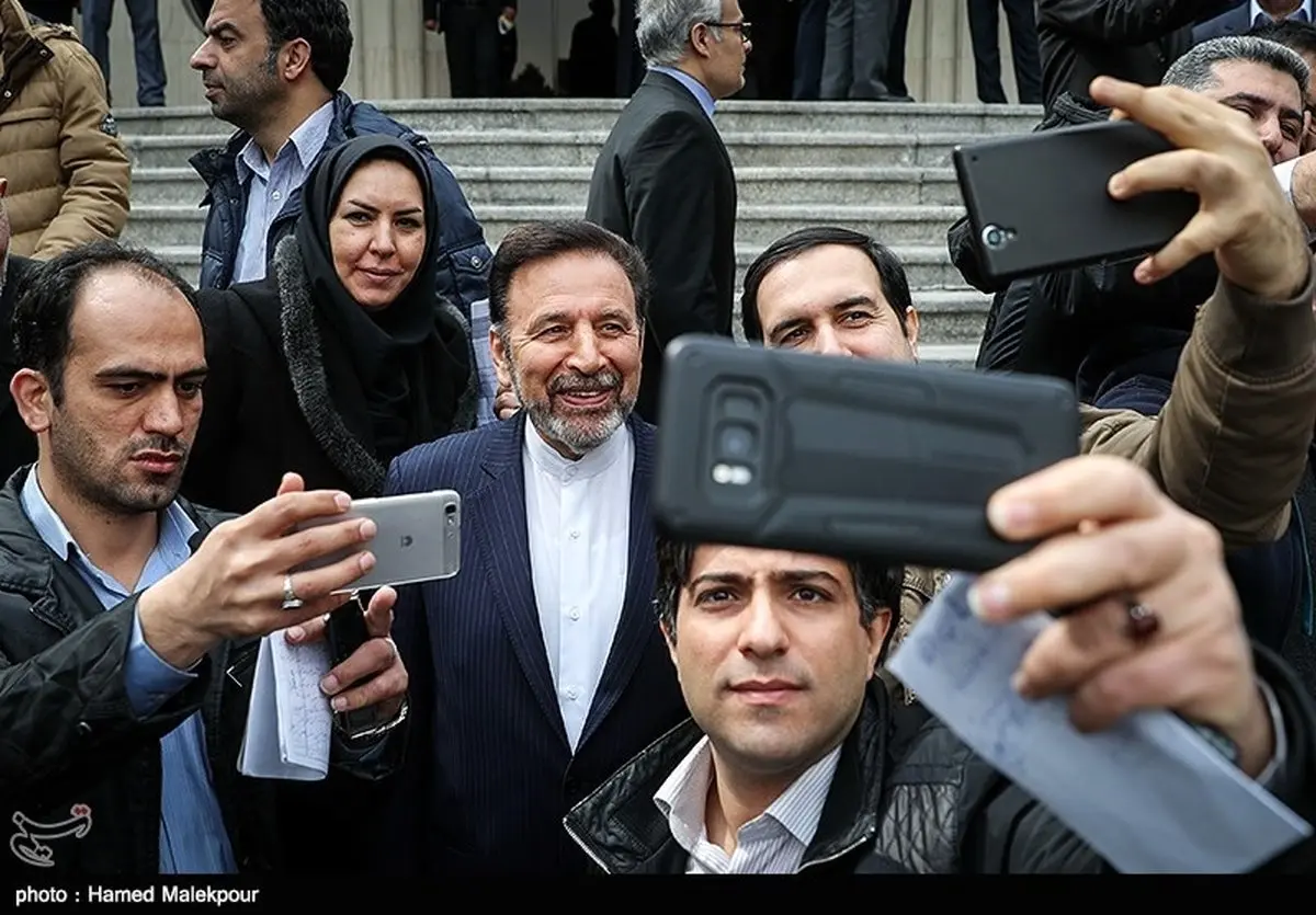 عکس: سلفی خبرنگاران با محمود واعظی