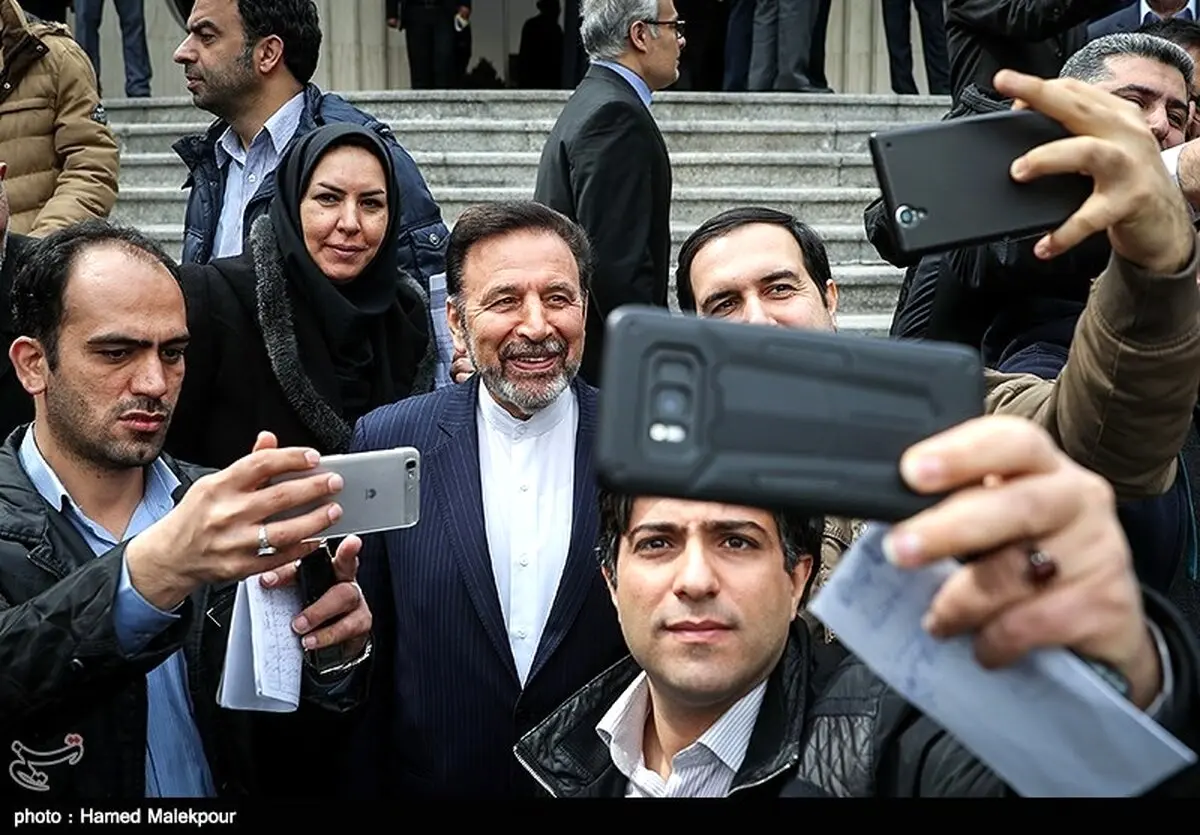 عکس: سلفی خبرنگاران با محمود واعظی