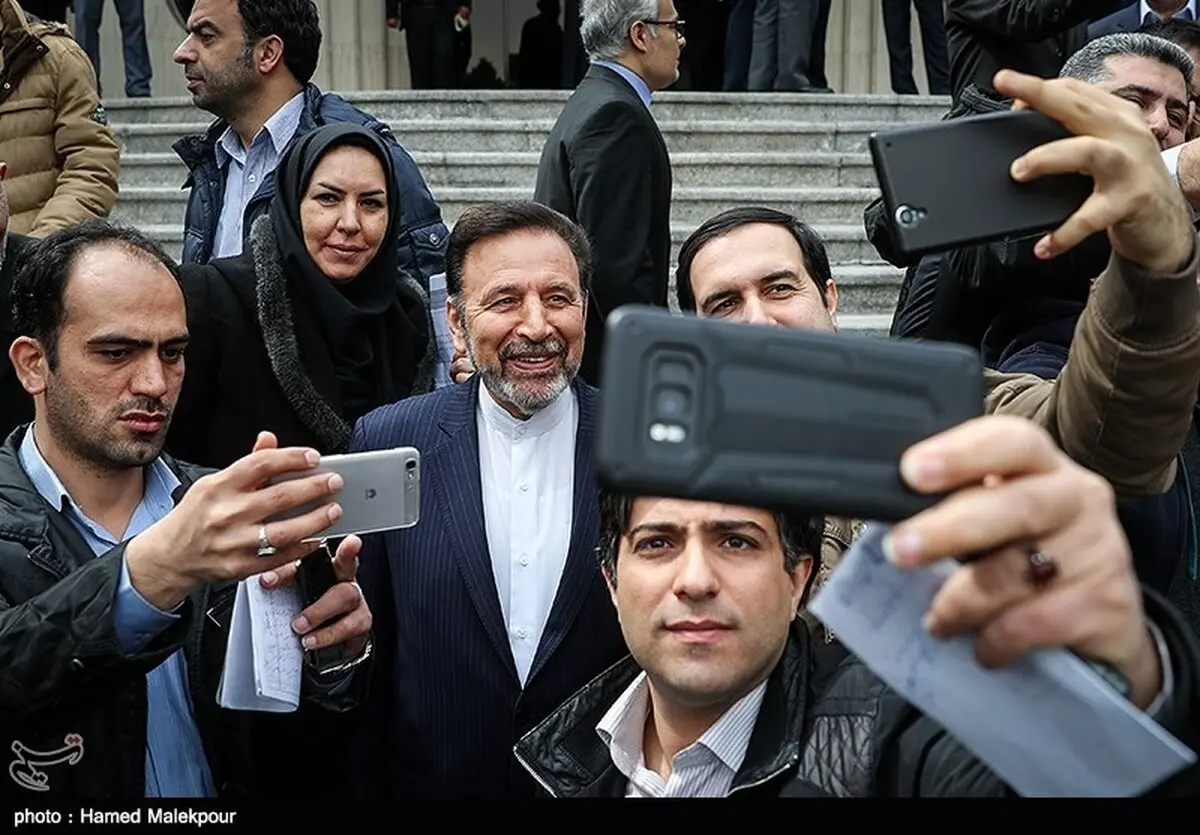 عکس: سلفی خبرنگاران با محمود واعظی
