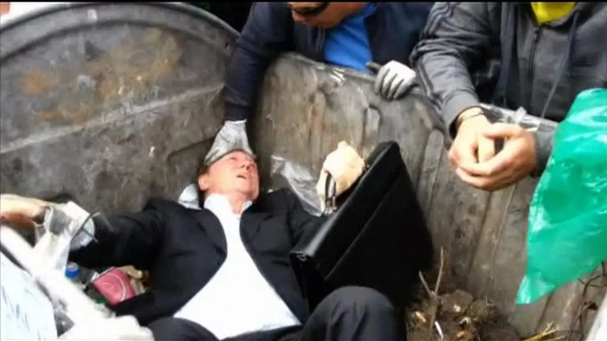 نماینده مجلس در سطل آشغال/ عکس