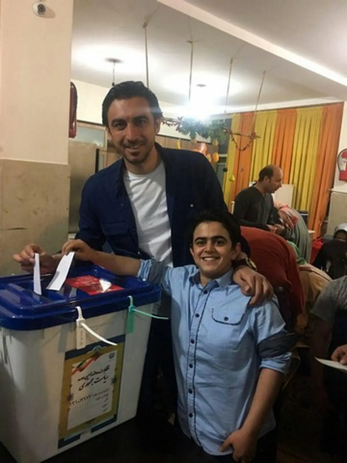 مهدی رحمتی و امیر محمد پای صندوق رای/عکس
