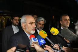 ظریف در جمع خبرنگاران خارجی حاضر شد