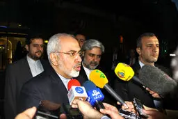 ظریف در جمع خبرنگاران خارجی حاضر شد