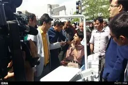 دندانپزشکی که مطبش را به خیابان آورد/ عکس