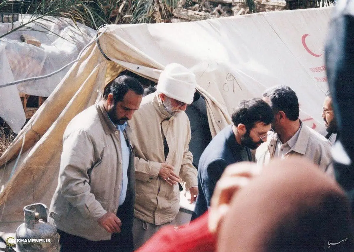 تصویری از رهبر انقلاب با پوشش متفاوت در مناطق زلزله‌زده‌ بم