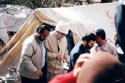 تصویری از رهبر انقلاب با پوشش متفاوت در مناطق زلزله‌زده‌ بم