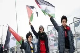 روایت تصویری از تجمع مخالفان تصمیم ترامپ در استانبول و بیروت