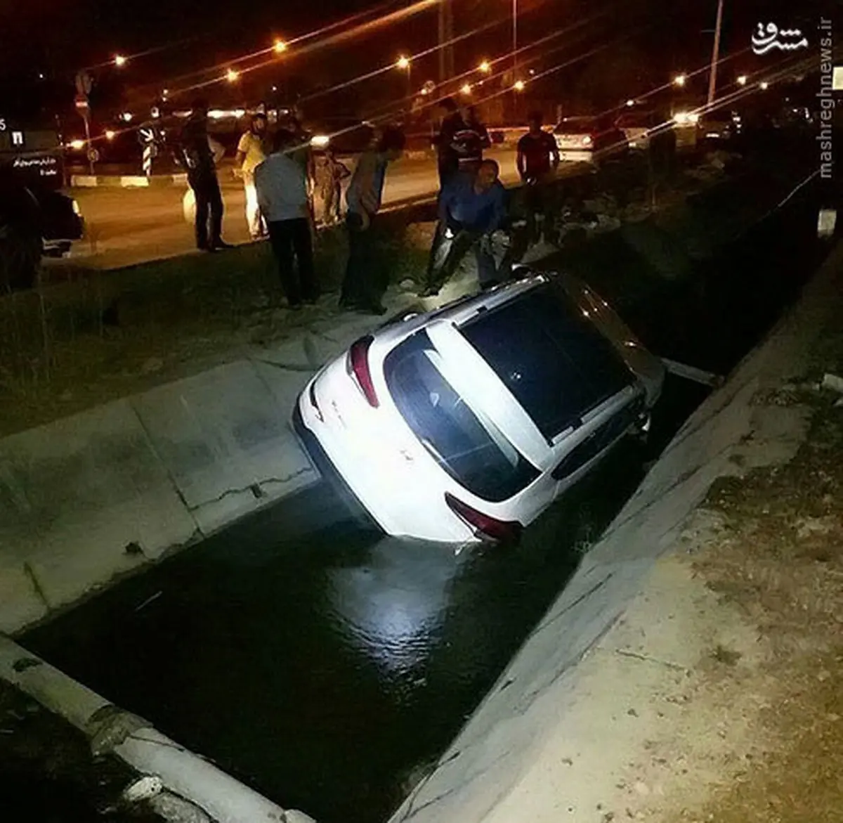 سقوط هیوندای به داخل کانال/ عکس