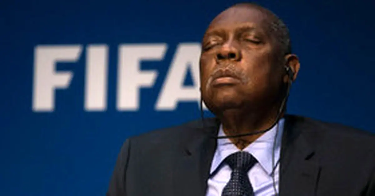 چرت زدن رییس موقت فیفا هنگام سخنرانی/عکس
