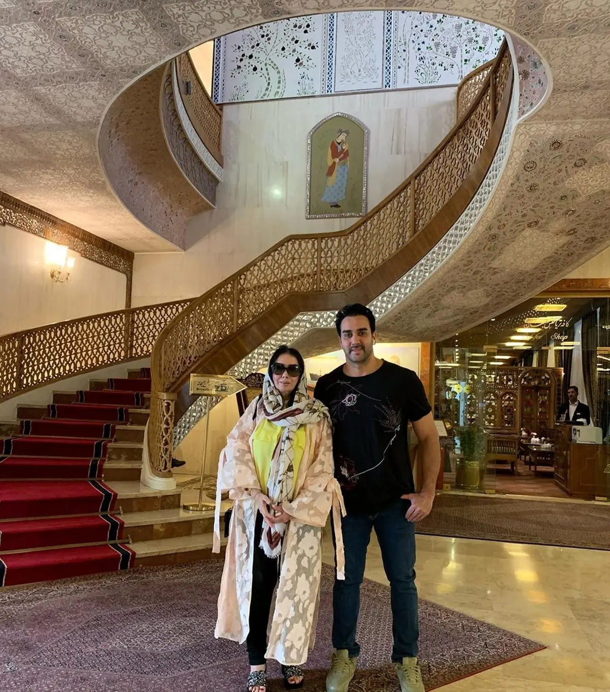 عکسی از پوریا پورسرخ و مادرش در یک عمارت لاکچری