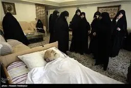 وداع خانواده آیت الله خزعلی با پیکر آن مرحوم /تصاویر