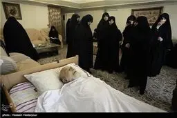 وداع خانواده آیت الله خزعلی با پیکر آن مرحوم /تصاویر