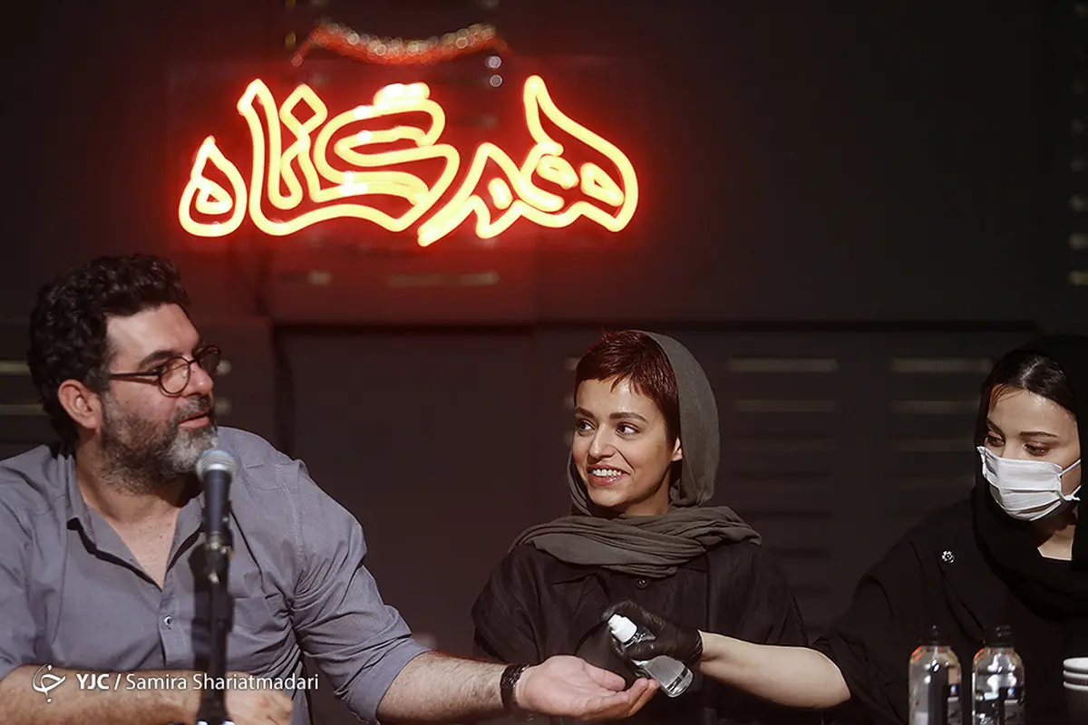 مبارزه با کرونا در نشست خبری یک سریال پرطرفدار! + عکس