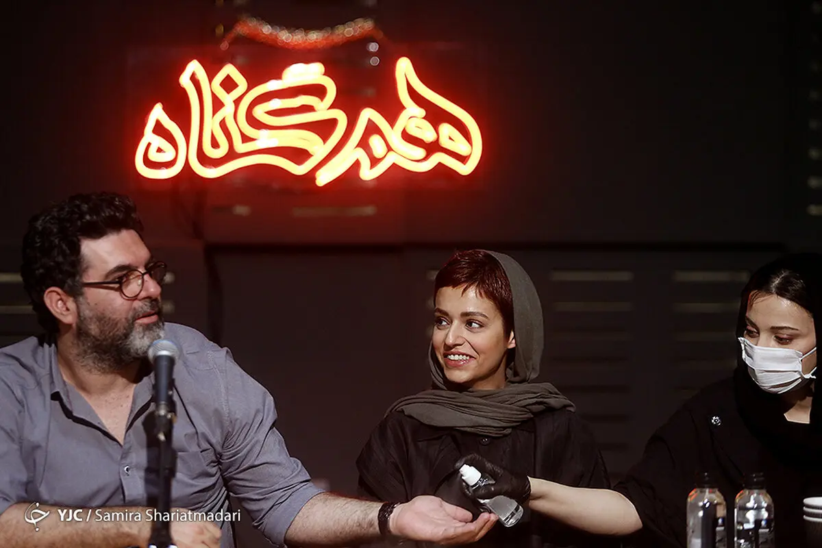 مبارزه با کرونا در نشست خبری یک سریال پرطرفدار! + عکس