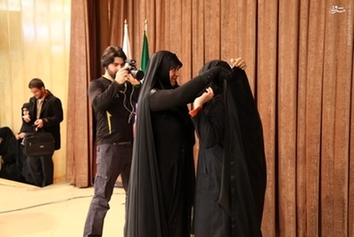 چادری شدن دانشجویان دانشگاه آزاد نجف‌آباد توسط الهام چرخنده/تصاویر