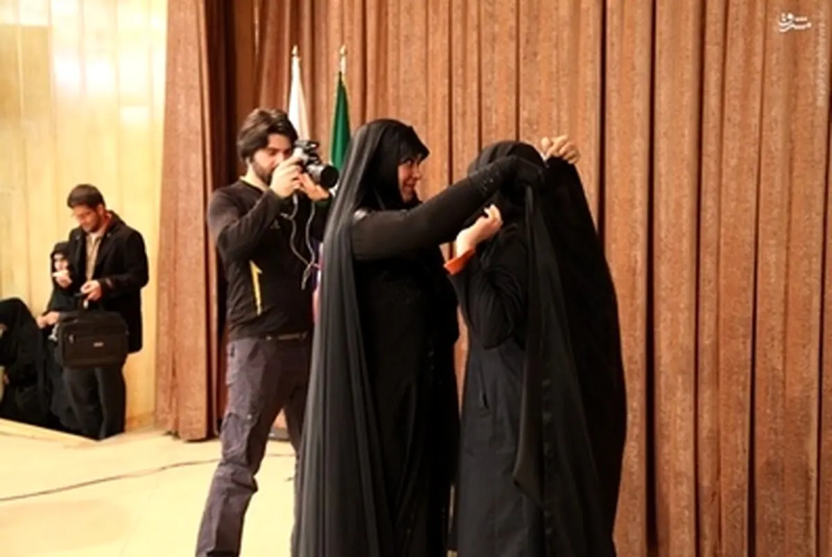 چادری شدن دانشجویان دانشگاه آزاد نجف‌آباد توسط الهام چرخنده/تصاویر