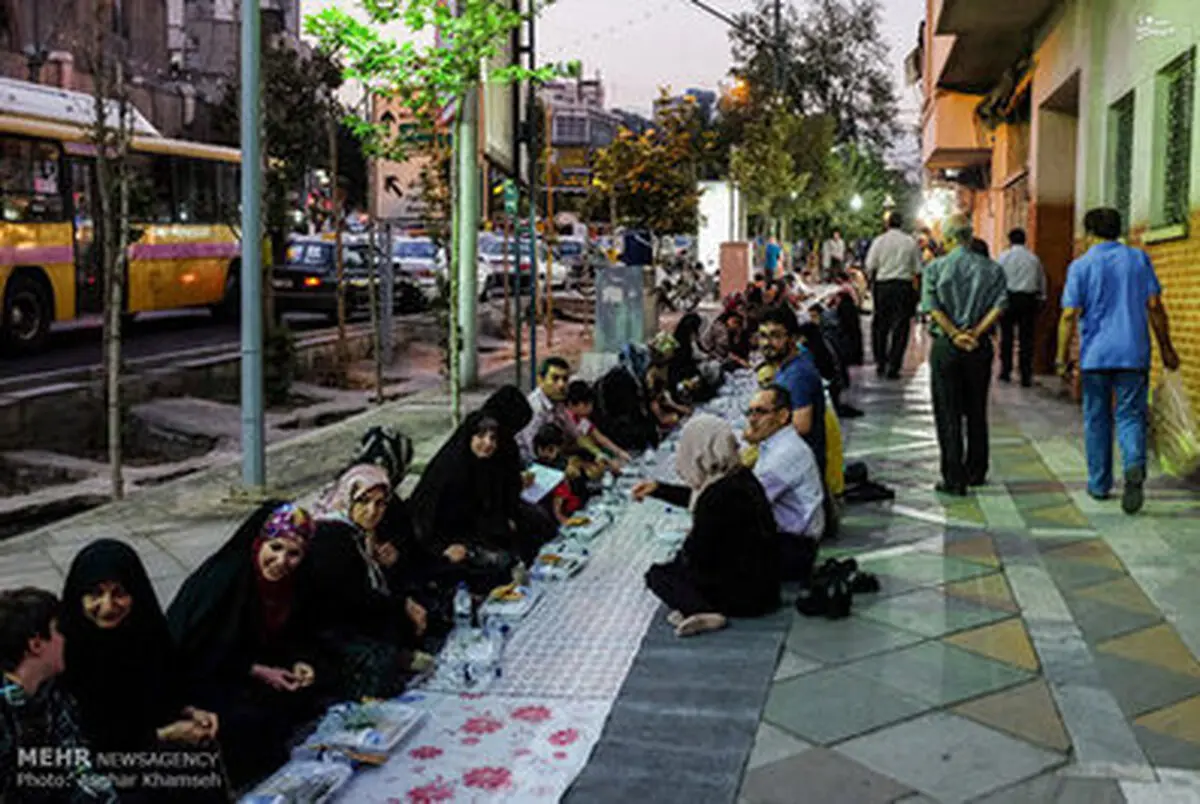 بزرگترین سفره افطار خیابانی در تهران/تصاویر